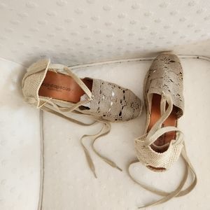 Andre assous Sandal ankle tie olive green size 8 3" wedge